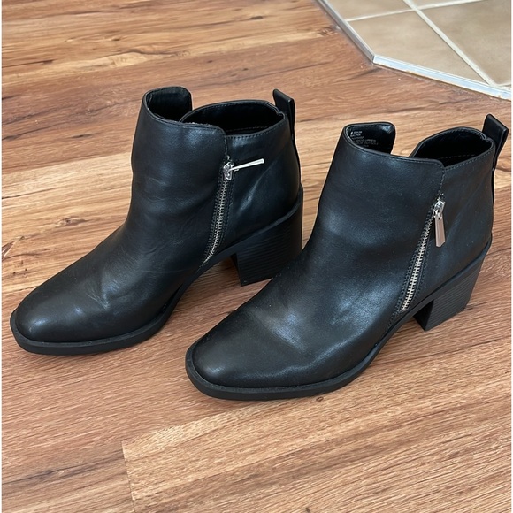 BCBG Generation ankle boots, size 8.5 - Picture 2 of 6